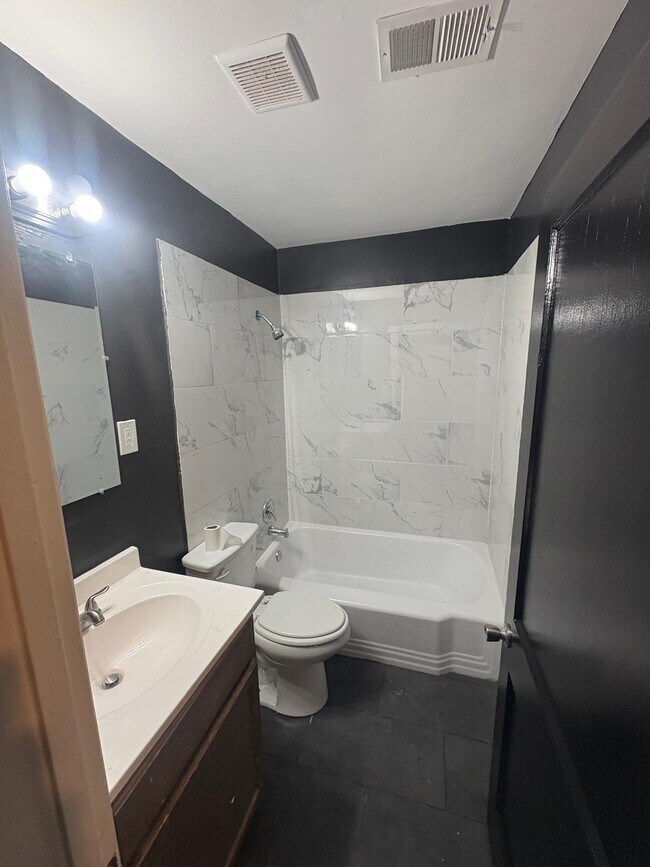 Building Photo - 1009 Cella St