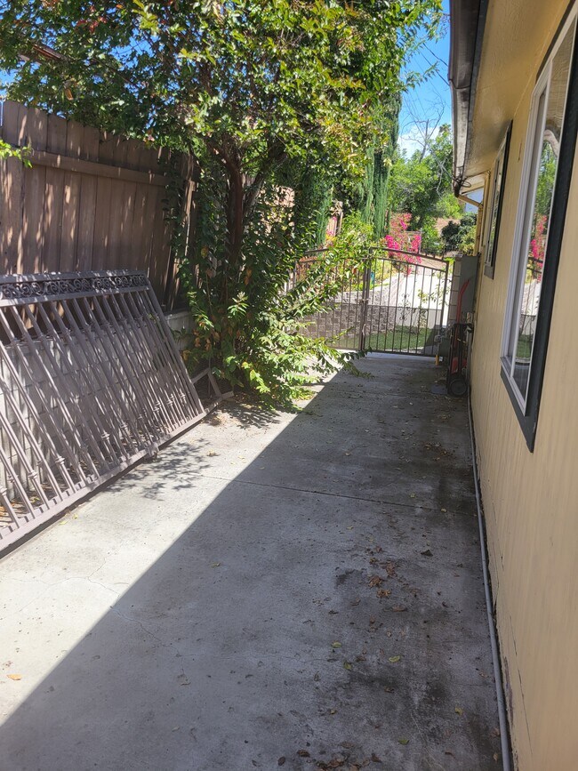 Building Photo - 3952 N Granada Ave