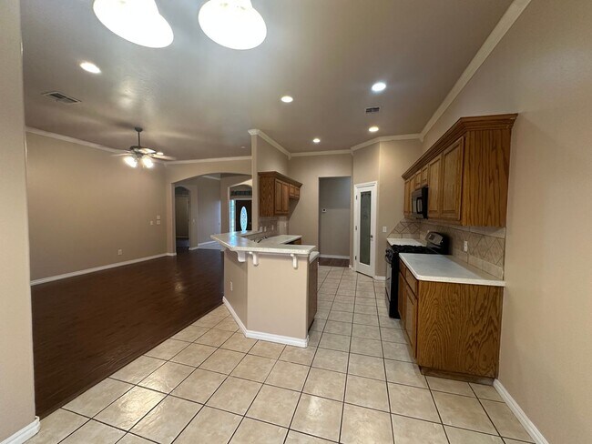 Building Photo - 2504 Thomas Dr