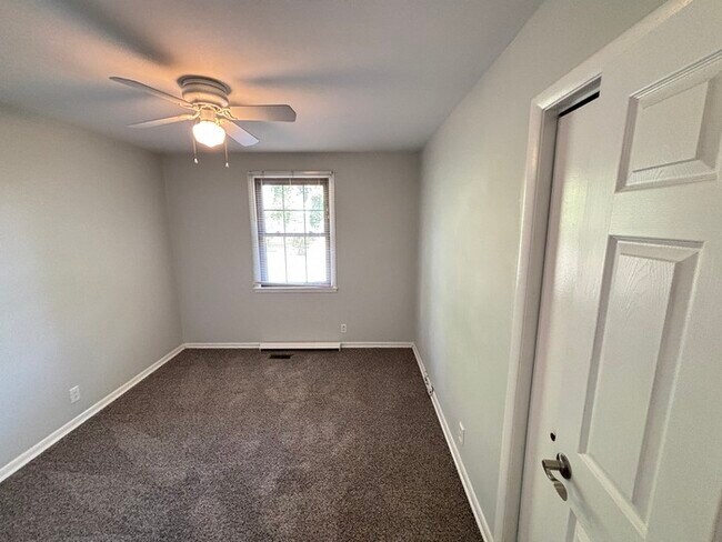 Building Photo - Close to Glenbrook area in Hendersonville!