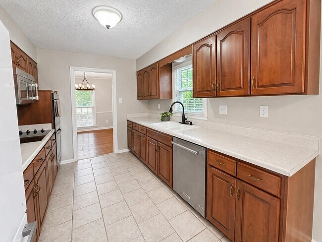 Building Photo - 2148 Riverdale Rd