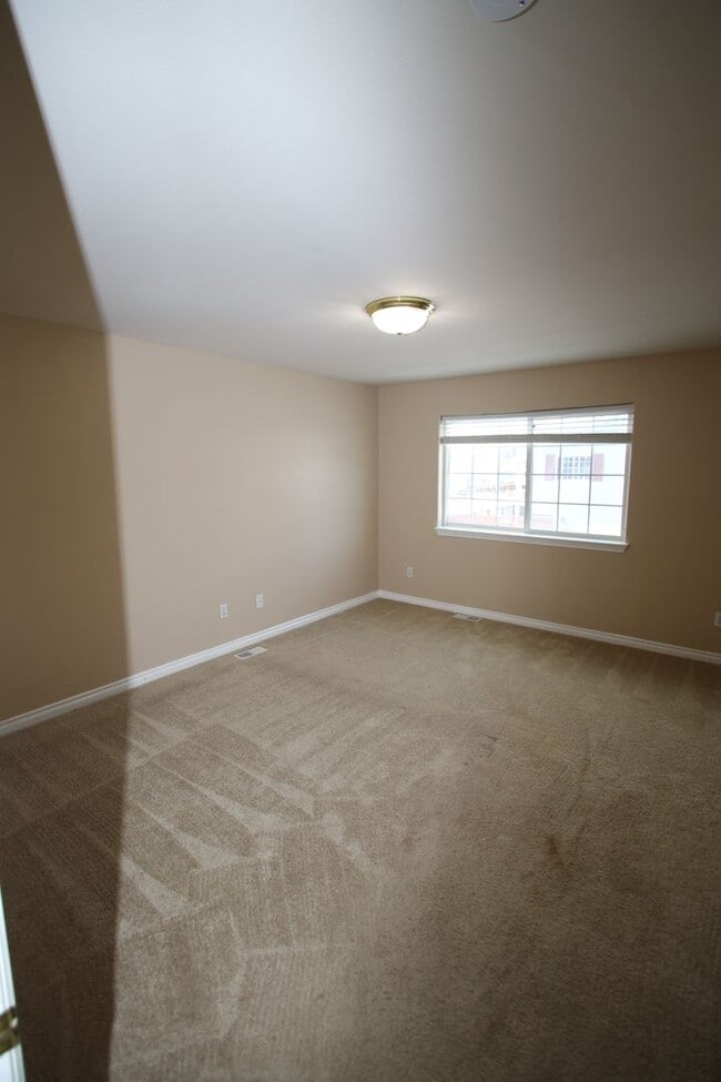 Building Photo - 3 Bedroom Condo!