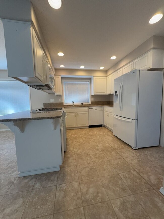 Building Photo - Three Bedroom, Two Bath in the Vineyards N...