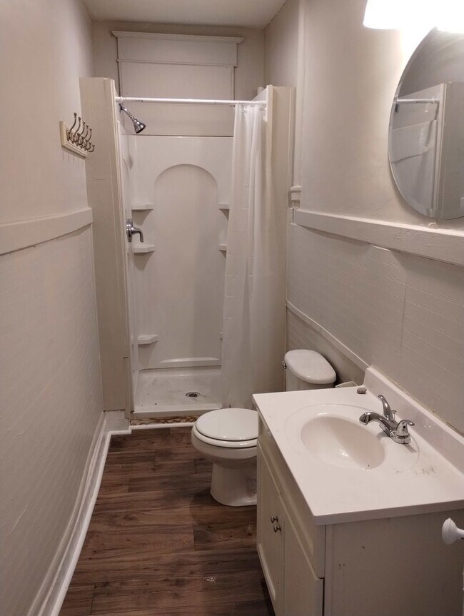 Building Photo - Call 2500 W Oak your next apt.