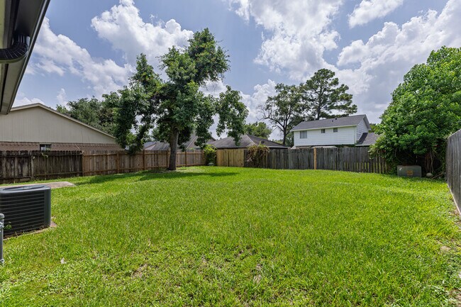 Building Photo - 12223 Kingslake Forest Dr