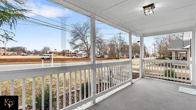 Building Photo - 605 Apple St