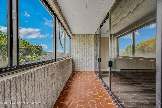 Building Photo - 550 Clay Ave