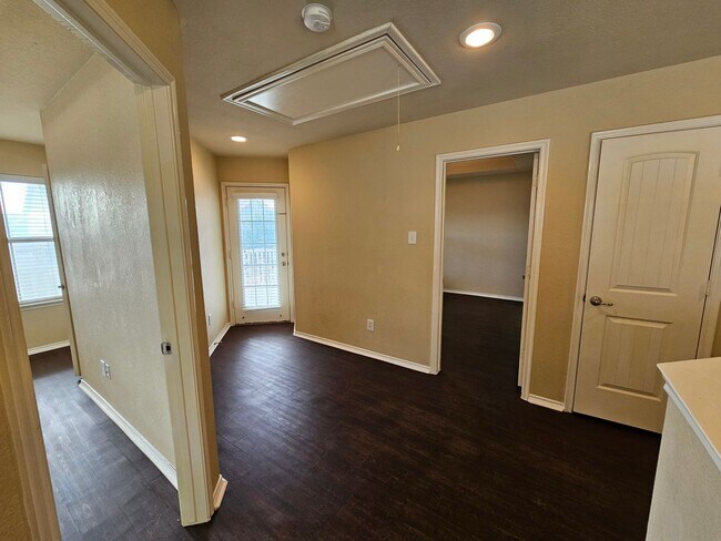 Building Photo - Available now ready for immediate move in  $500 off second month's rent move in special