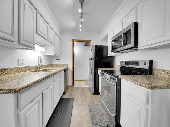 Building Photo - $1,340.95 with $300.00 OFF the FIRST MONTH'S RENT - 2 Bedrooms, 1 Bathroom, Condo in Lakewood wit...