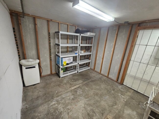 Building Photo - Charming 1 bed, 1 bath unit, with all of i...