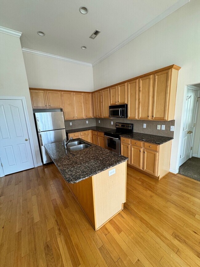 Building Photo - Move-in ready 2-bedroom, 2-bath end-unit t...
