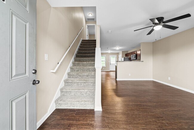 Building Photo - 148 Center Pointe Dr