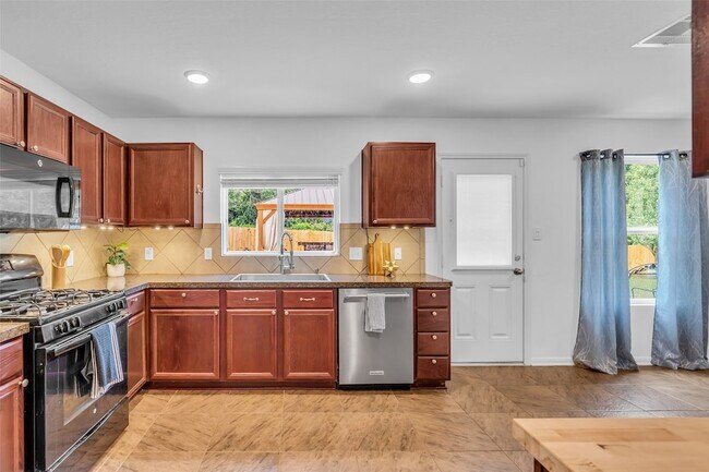 Building Photo - 16718 Warbler Dr