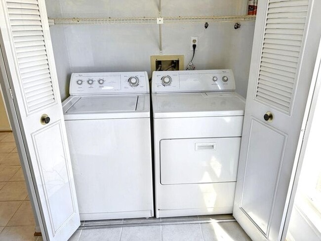 Building Photo - Charming 2-Bedroom Home with Modern Amenit...