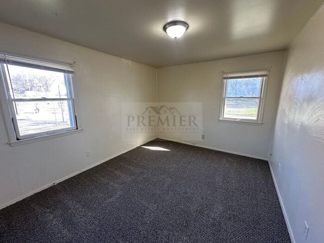 Building Photo - 2 bed / 1 bath -4 plex - close to school -...