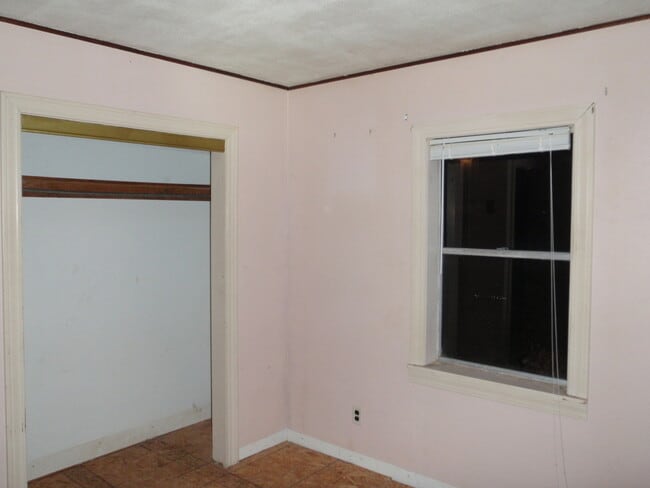 Building Photo - HILLSBORO - Ranch Style Home with Garage &...