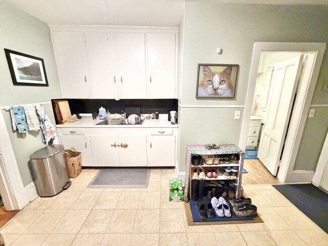 Building Photo - 2 Bedroom Apartment + Bonus Room Downtown Burlington Available 6/1