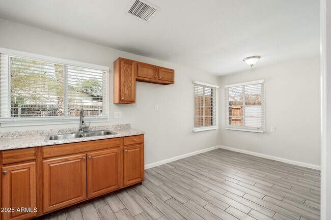 Building Photo - 744 W Coolidge St