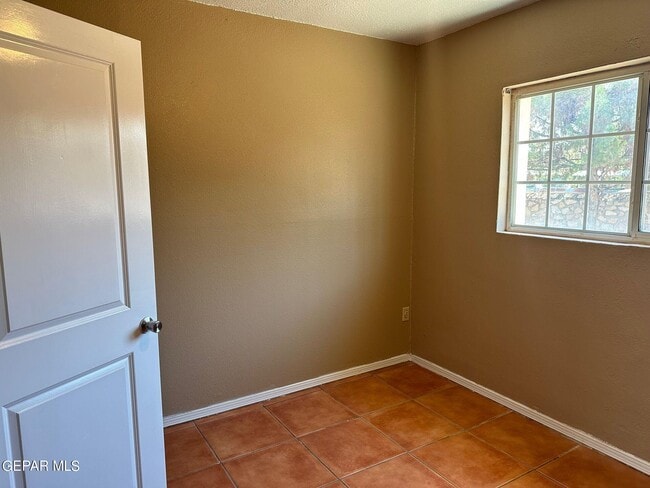 Building Photo - 408 Fresno Dr