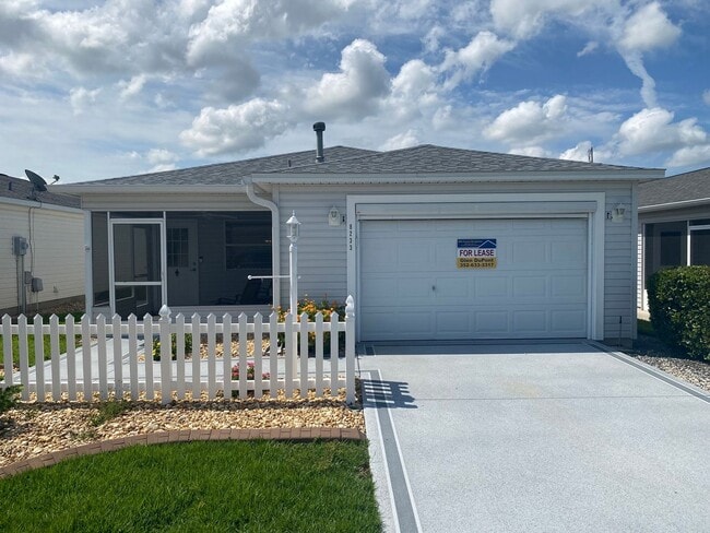 Building Photo - Beautiful 2 + 2 Villa, Turnkey ANNUAL Leas...