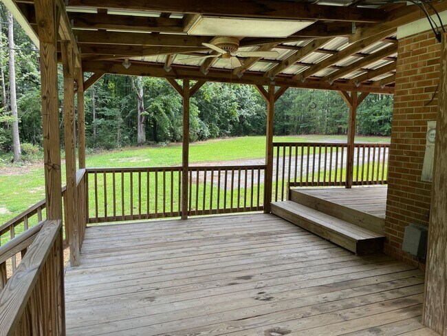 Building Photo - NEWLY RENOVATED 2 BED, 2 BATH HOME WITH GA...
