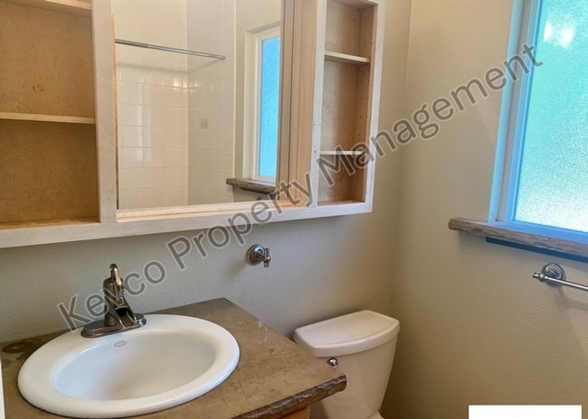 Building Photo - 1400 Hillcrest Dr