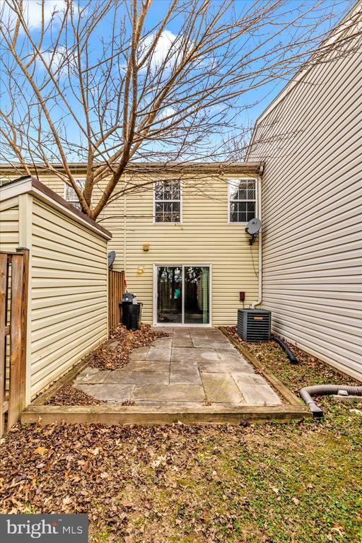 Building Photo - 584 Cotswold Ct