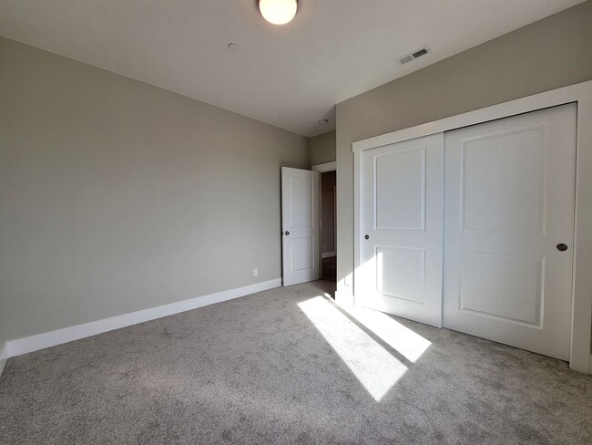 Building Photo - 2609 Sunray Ave