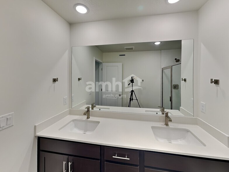 Building Photo - 11047 S Blue Byu Dr