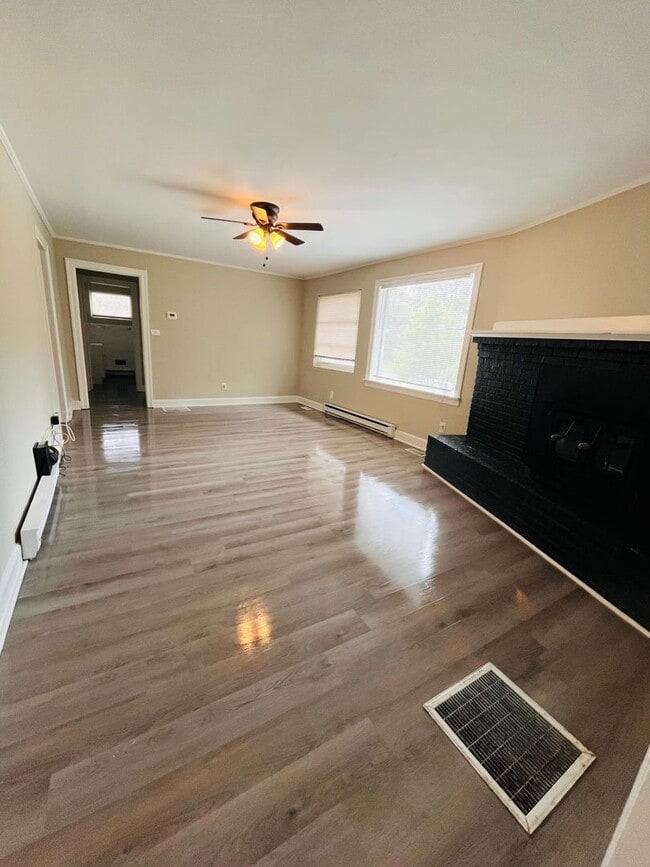 Building Photo - three bedroom duplex with ALL utilities included