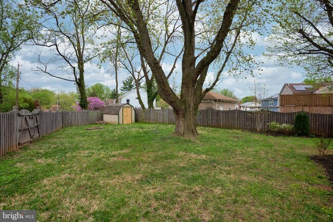 Building Photo - 201 Kenwood Ave