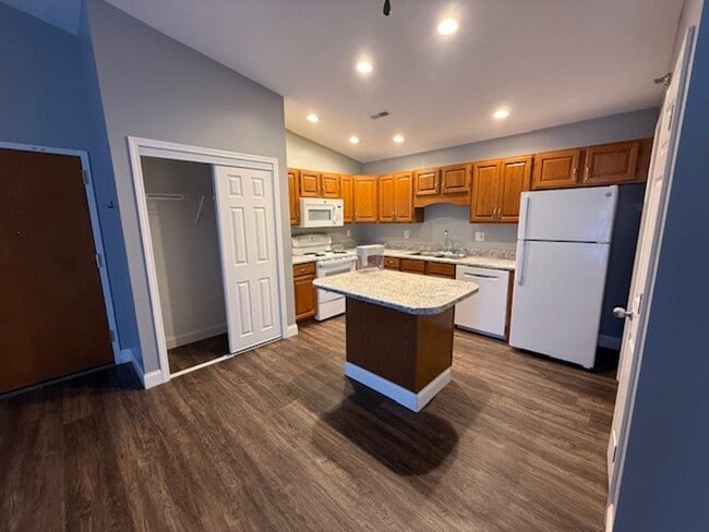 Building Photo - 102-116 Goldenrod Dr.