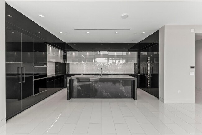 Building Photo - 6587 N Palmeraie Blvd