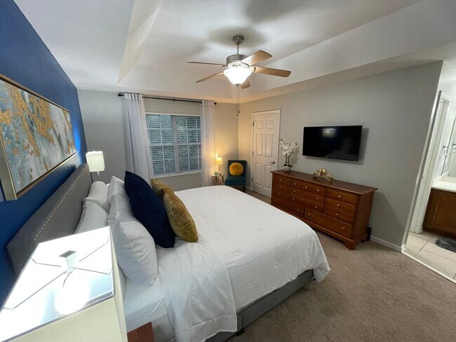 Building Photo - Beautiful 3 bed 2.5 bath condo with gorgeous hard wood floors.