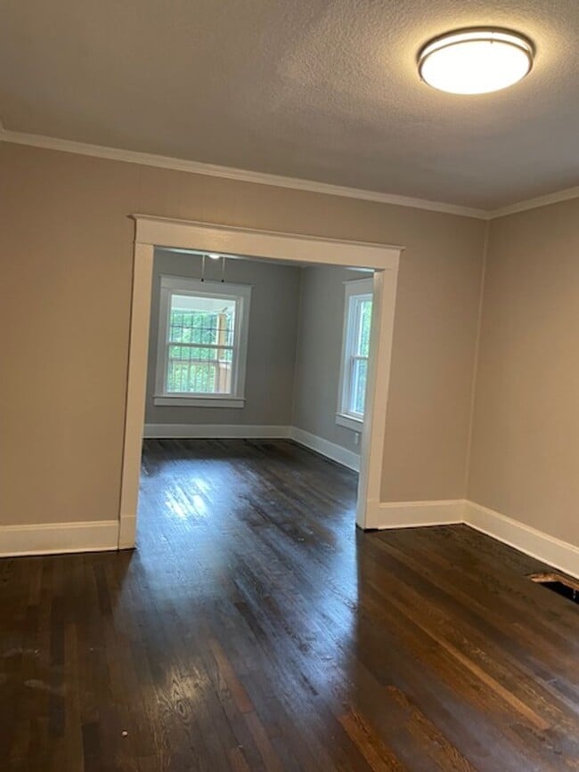 Building Photo - 2bd/1ba Bungalow Available Now!!