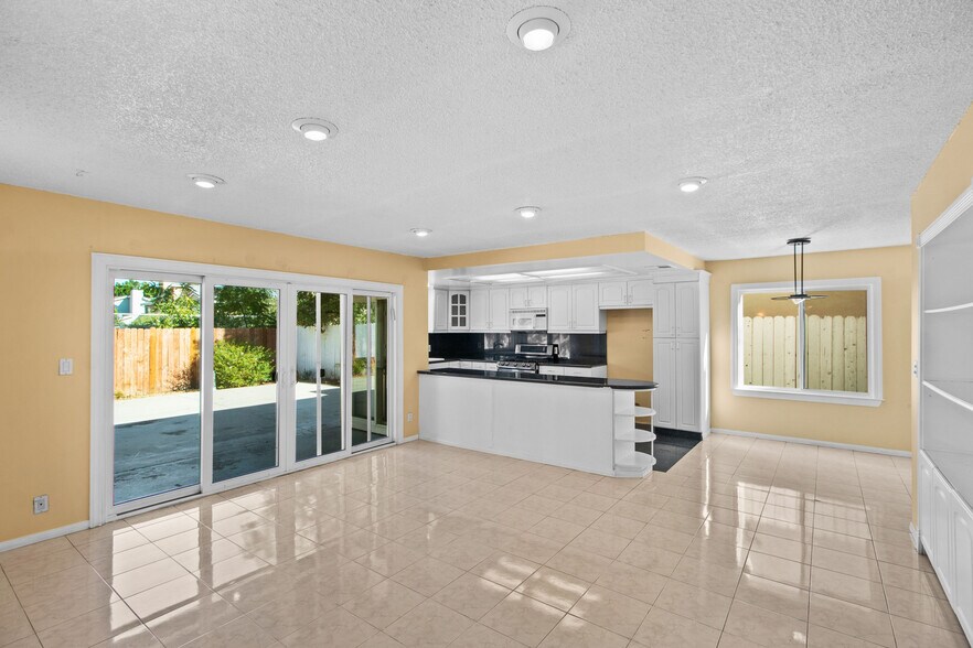 Building Photo - 18123 Delano St