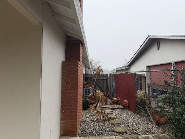 Building Photo - Adorable 3 bedroom 1.5 bath home garden setting