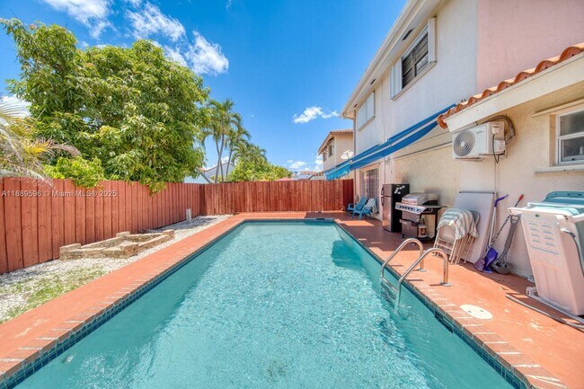 Building Photo - 10000 SW 147th Ct