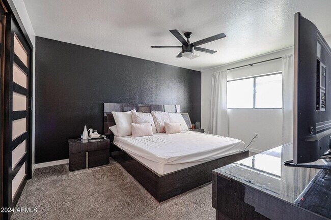 Building Photo - 3213 E Emile Zola Ave