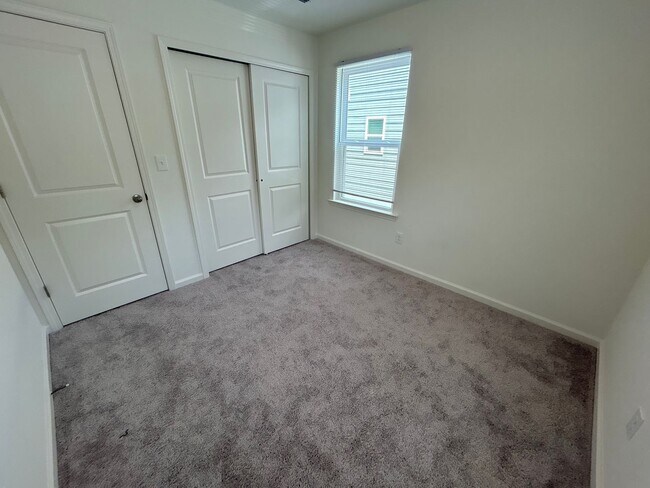 Building Photo - 3 Bedroom | 2.5 Bathroom End Unit Raleigh ...