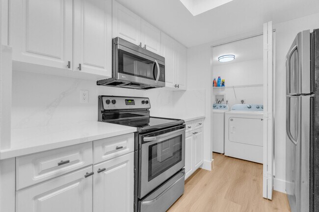 Building Photo - 400 Crestwood Ct N