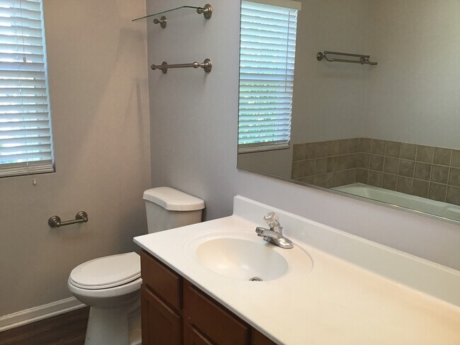 Building Photo - 1559 Parkside Dr