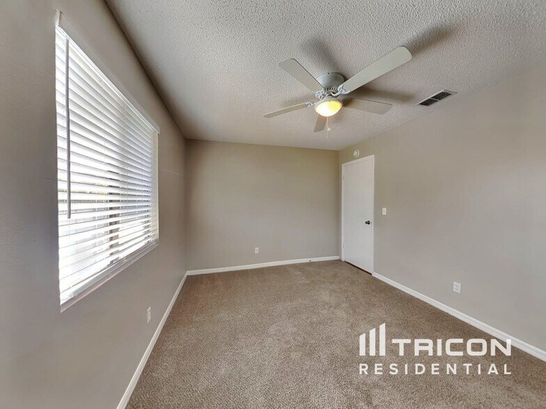 Building Photo - 3413 Yule Tree Dr