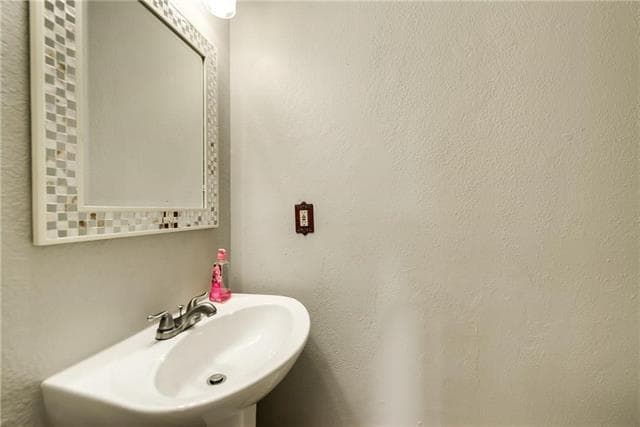 Building Photo - 6805 Hickory Creek