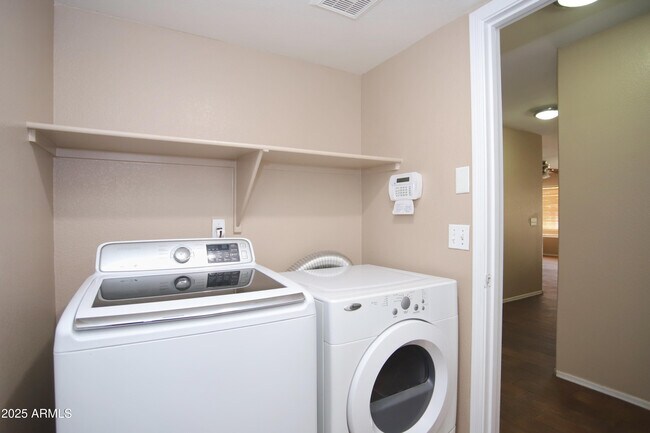 Building Photo - 842 N Naples Dr