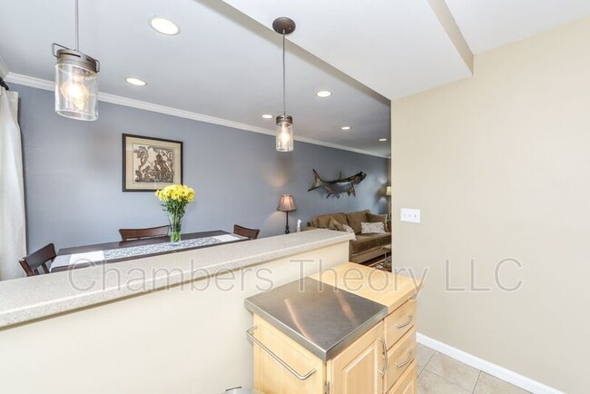 Building Photo - 629 S Henry St