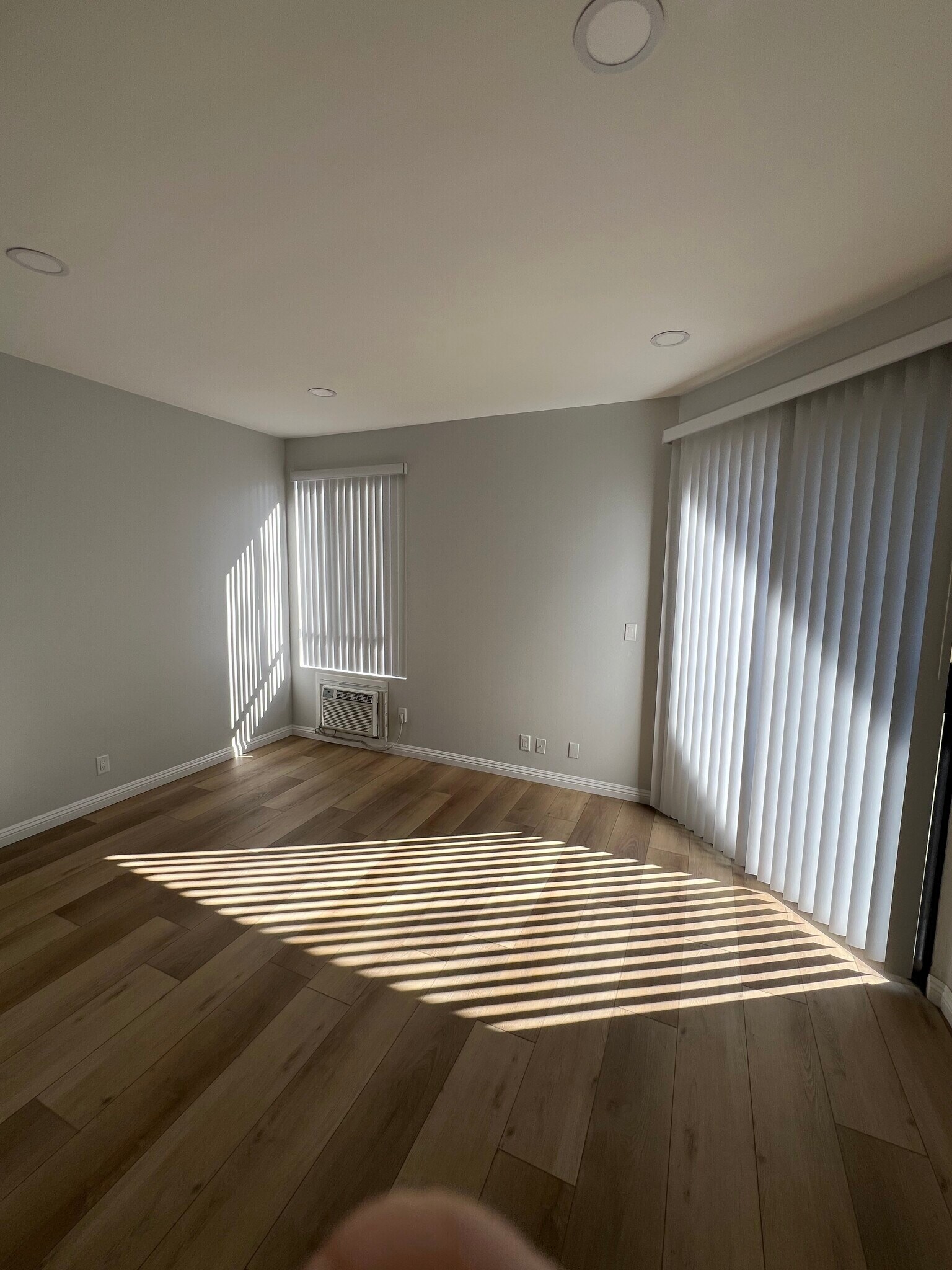 Building Photo - 2107 N Beachwood Dr