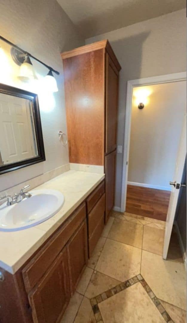 Building Photo - 3BED 2BATH - Garage, Yard & Laundry