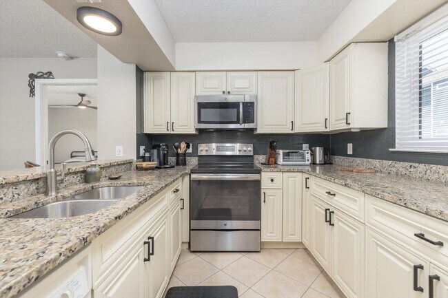 Building Photo - Fully Furnished Beach Rental