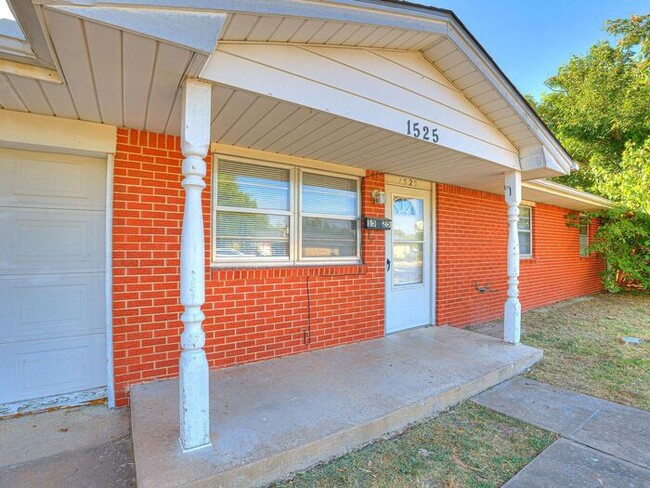 Building Photo - 3 Bed/1.5 Bath House Near Norman North HS